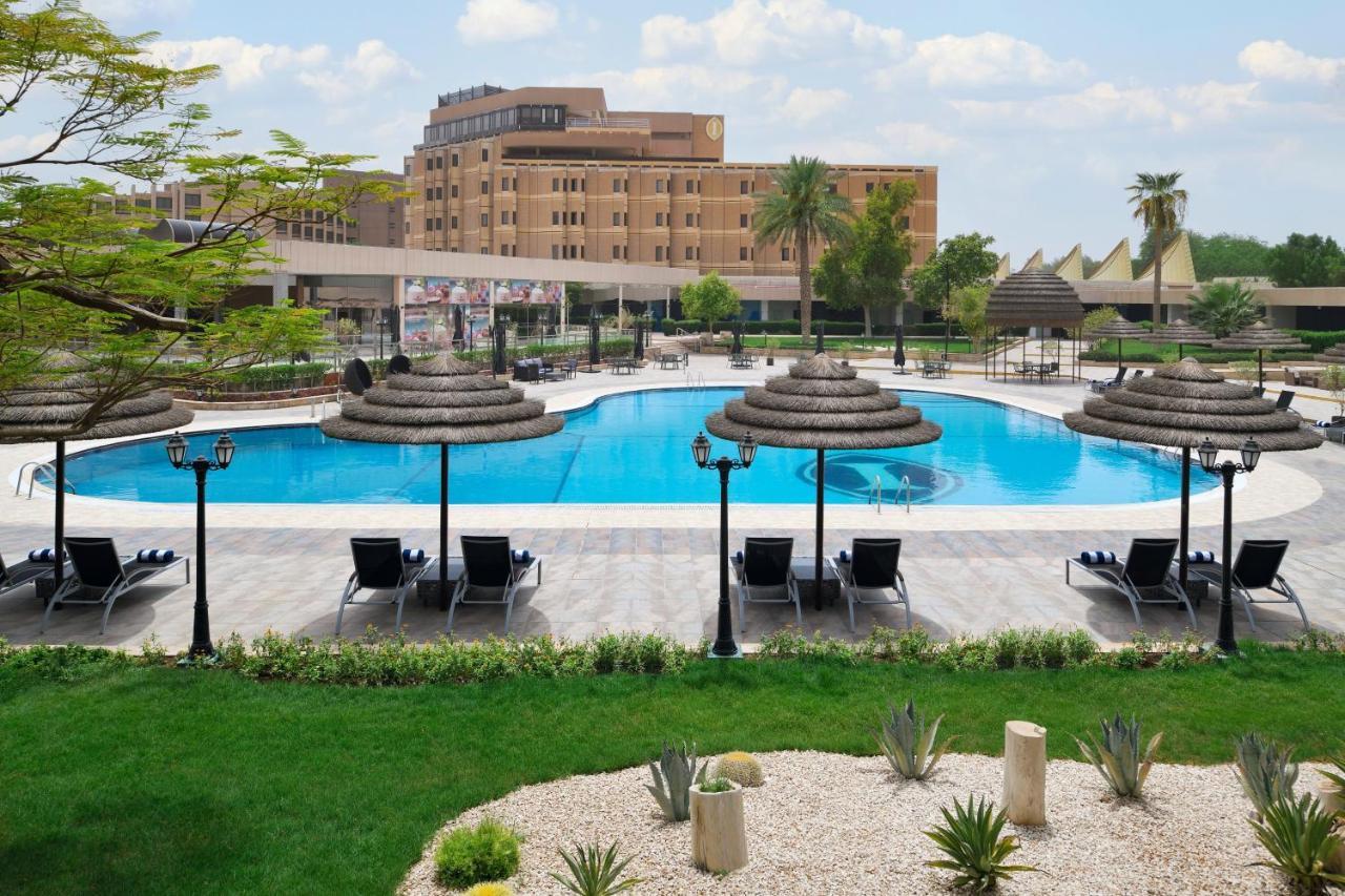 Intercontinental Riyadh By Ihg Zewnętrze zdjęcie The pool at the hotel