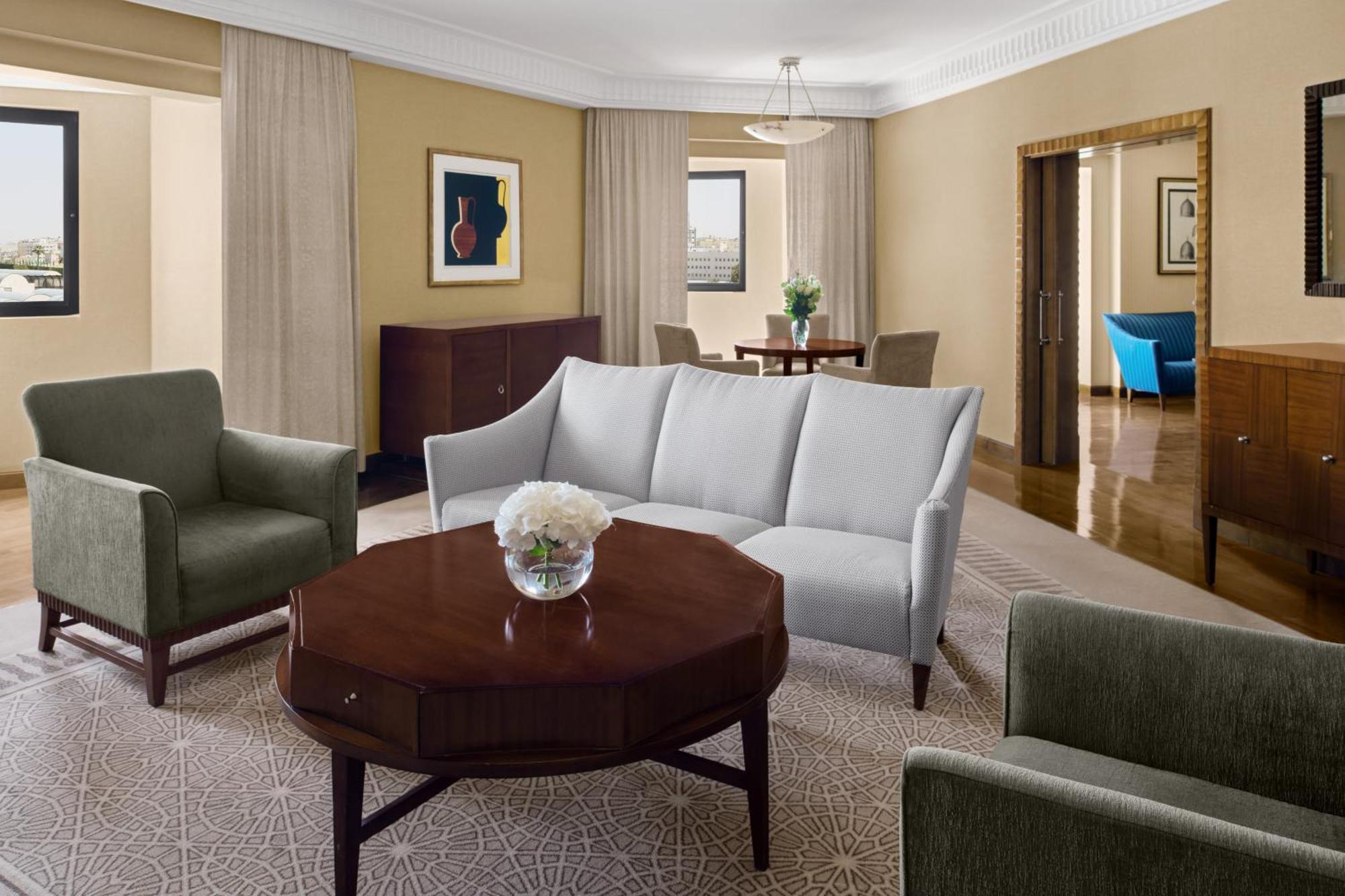 Intercontinental Riyadh By Ihg Zewnętrze zdjęcie A living room in a suite at the Hilton San Francisco