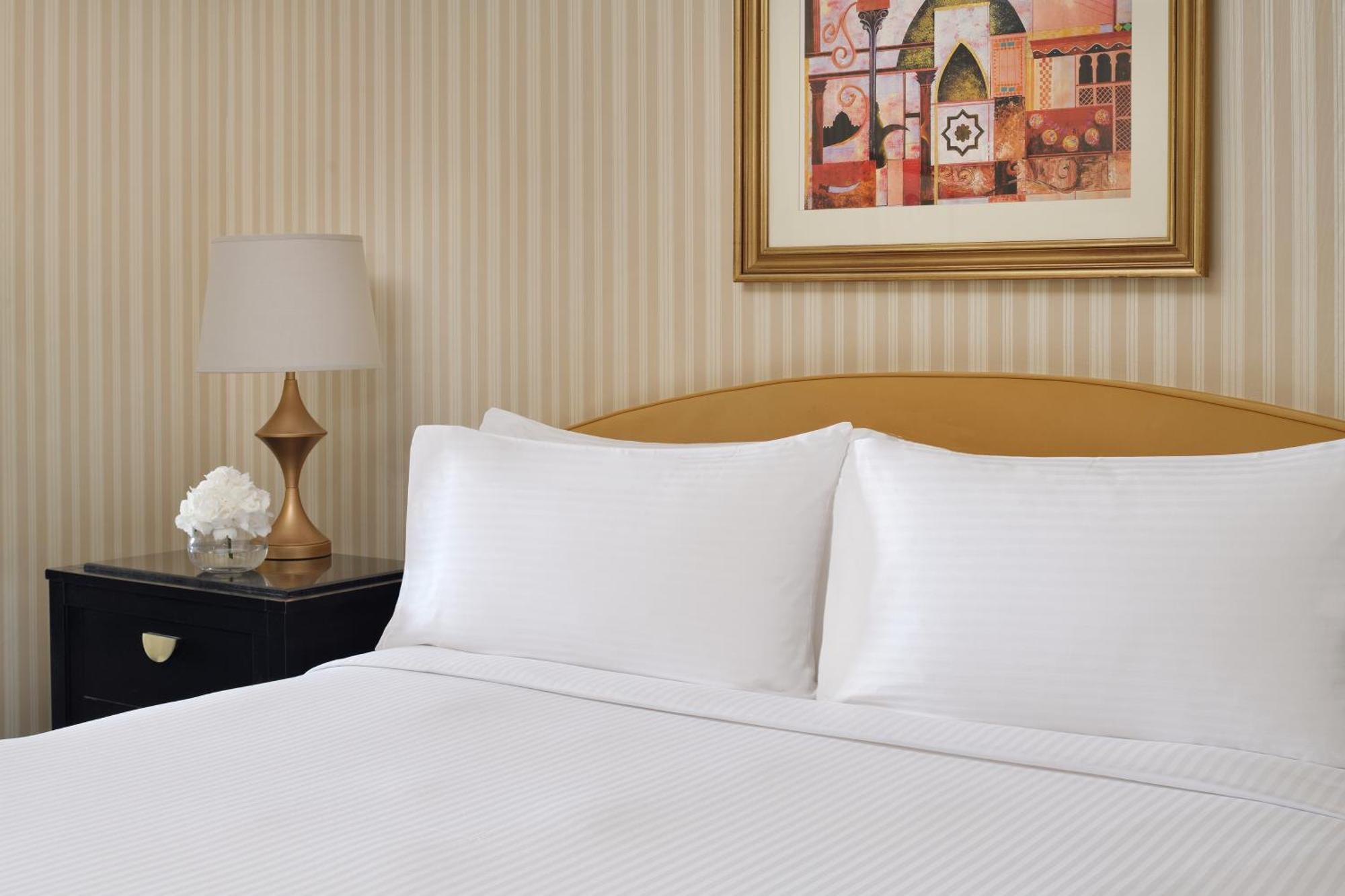 Intercontinental Riyadh By Ihg Zewnętrze zdjęcie A bed with two pillows