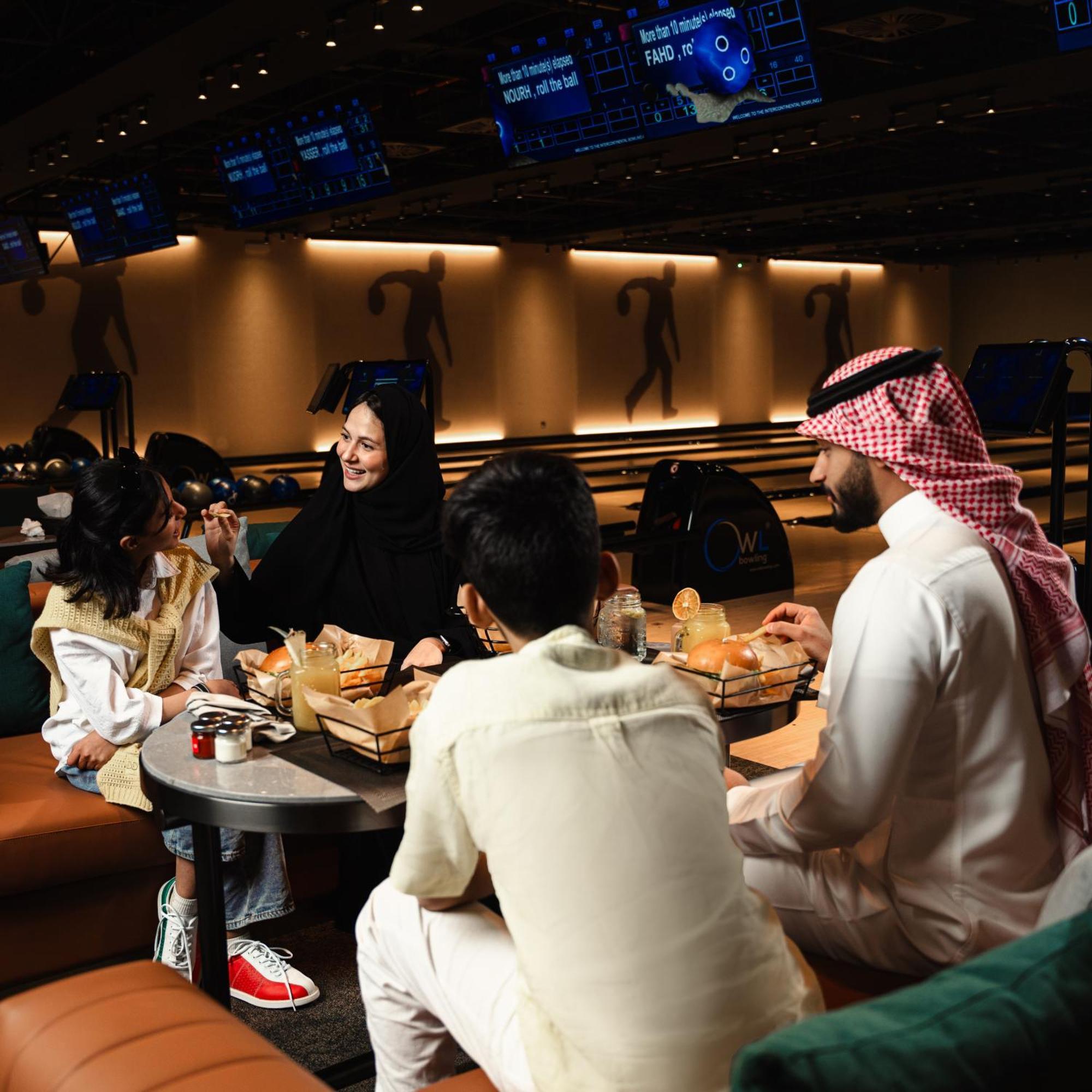 Intercontinental Riyadh By Ihg Zewnętrze zdjęcie A family at a restaurant in the United Arab Emirates